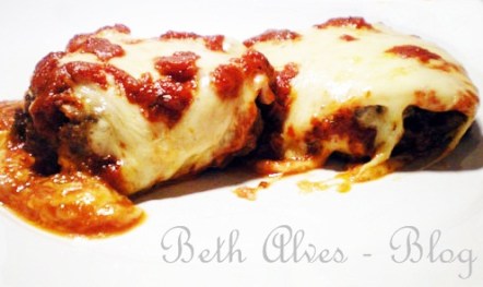 Carne com mussarela e molho.